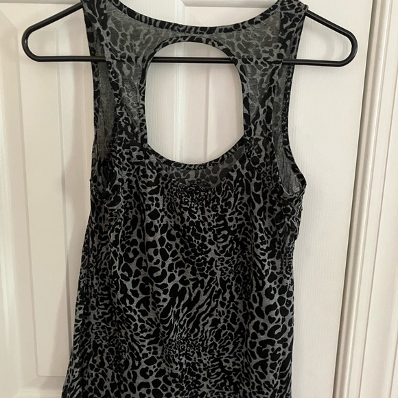 Women’s athletic tops - Picture 8 of 8